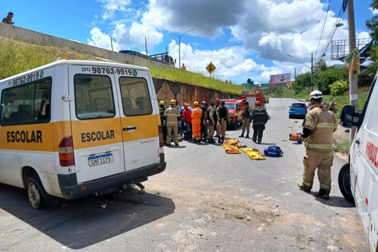 Crianças ficam feridas em acidente com van escolar na Grande BH