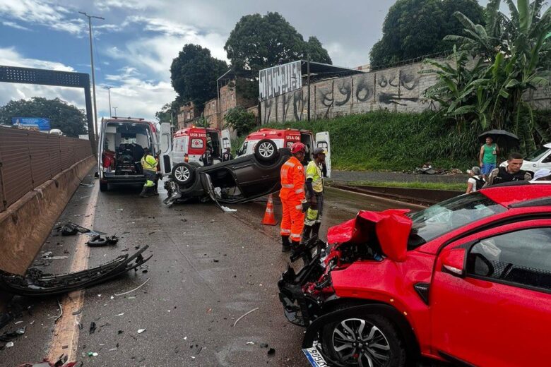 Acidente no Anel Rodoviário deixa quatro pessoas feridas nesta terça-feira