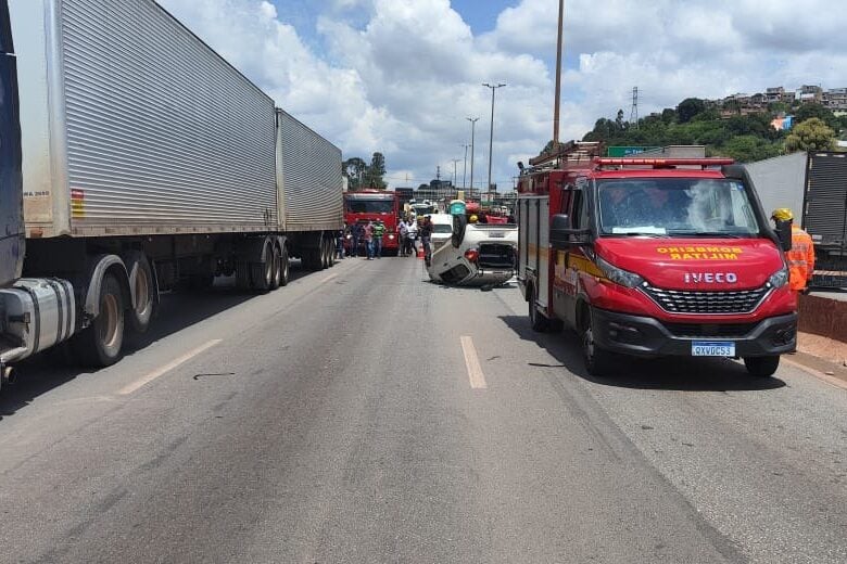 Carro capota no Anel Rodoviário; motorista não teve ferimentos graves