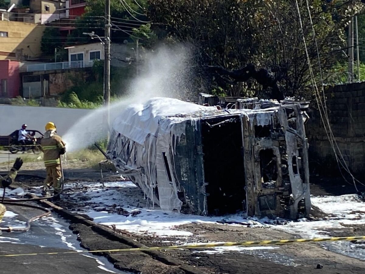 Bombeiros finalizam operação de rescaldo após explosão de caminhão-tanque no Anel Rodoviário