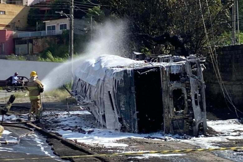 Bombeiros finalizam operação de rescaldo após explosão de caminhão-tanque no Anel Rodoviário