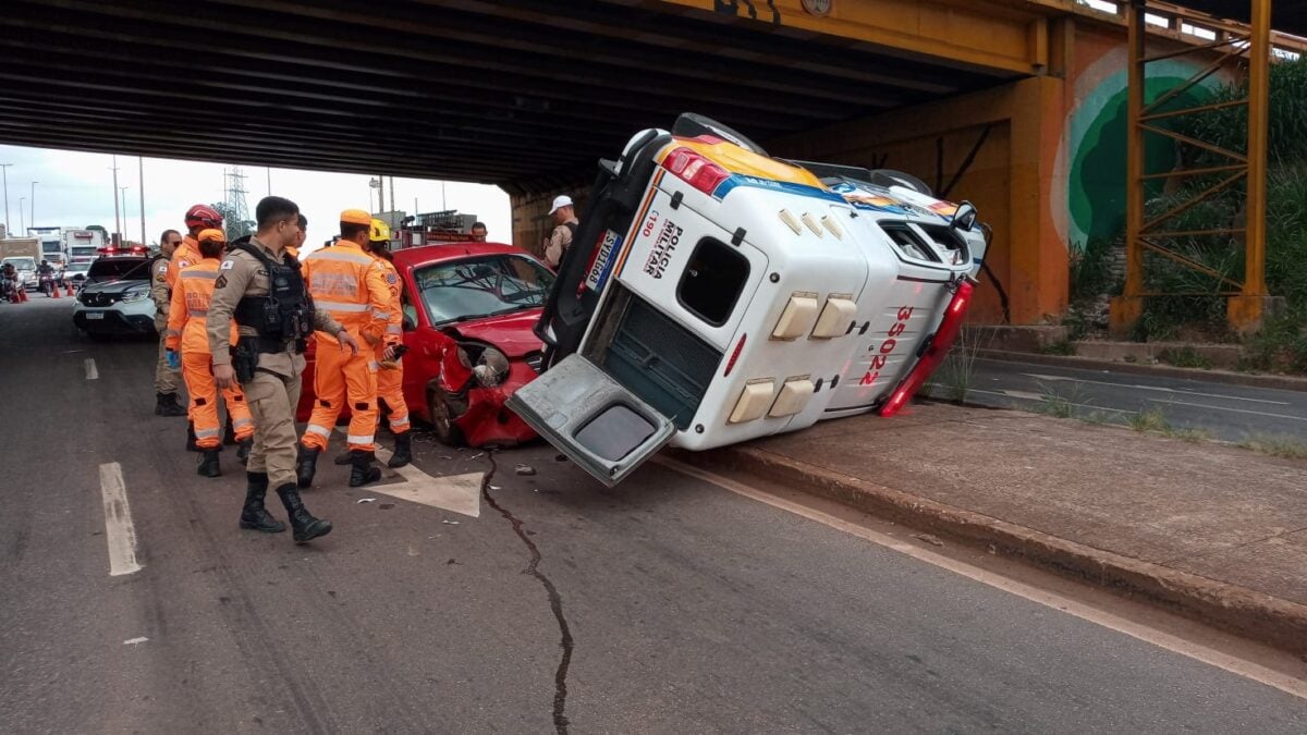 Viatura da PM bate em carro e capota na Via Expressa, na Grande BH