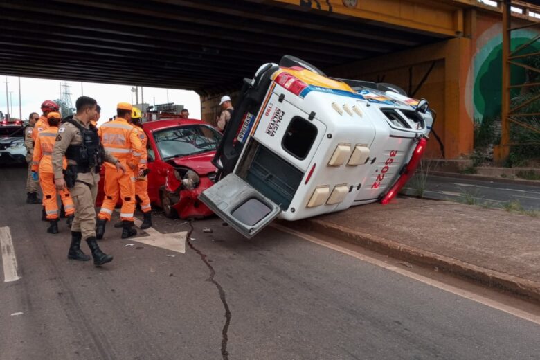 Viatura da PM bate em carro e capota na Via Expressa, na Grande BH