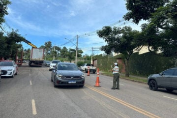 Trânsito em avenida do Belvedere, em BH, é liberado após cratera se abrir no local