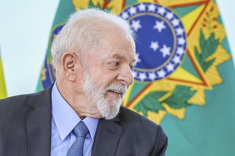 Lula é multado pelo TSE por postagem contra Bolsonaro
