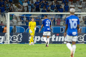 Cruzeiro abre 3 a 0 ainda no 1º tempo, mas leva empate no último lance; Rafael Cabral é criticado