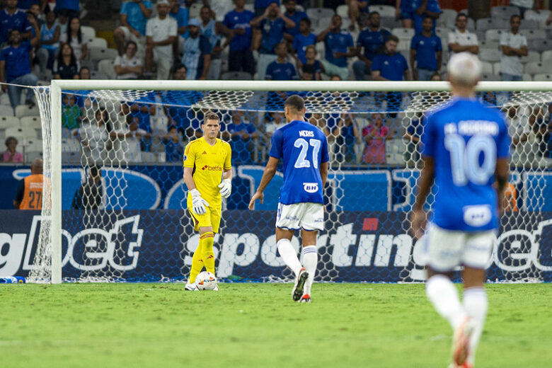 Goleiro Rafael Cabral negocia saída do Cruzeiro; Santos é o possível destino