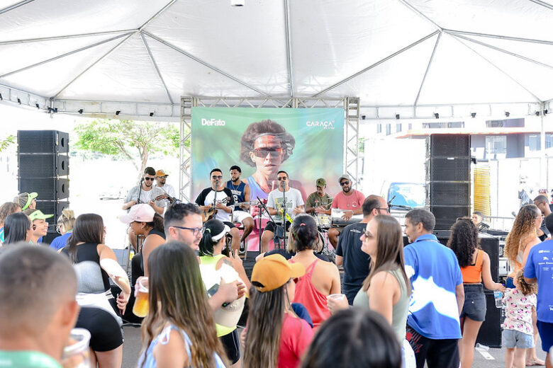 Grupo “Cê Acredita?” colocou centenas de pessoas para cantar e dançar no encerramento da Corrida DeFato Saúde