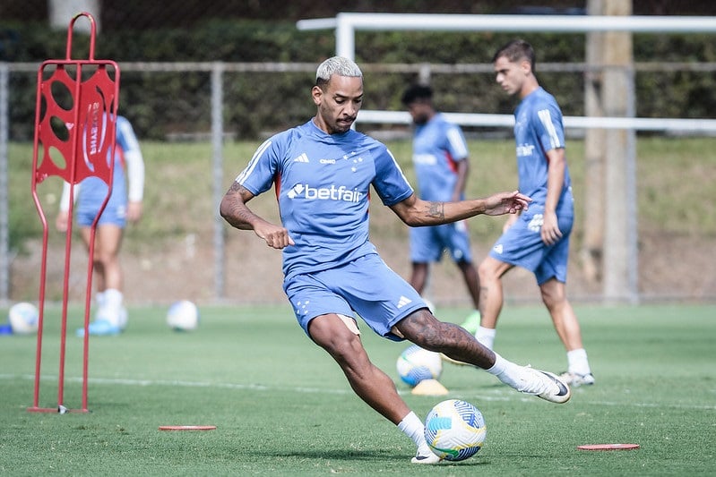 Com bastidor agitado e possível venda da SAF, Cruzeiro tem jogo importante contra o Vitória; Rádio Caraça transmite a partida