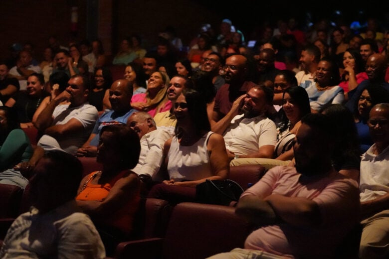 Itabira: show com comediante Stevan Gaipo abre a Semana do Trabalhador; programação segue até sábado