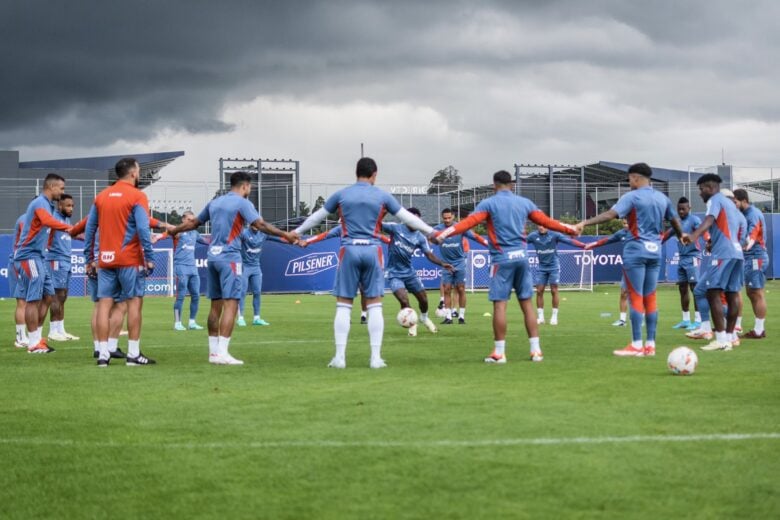 Após cinco anos de ausência, Cruzeiro volta a disputar competição continental; veja as escalações