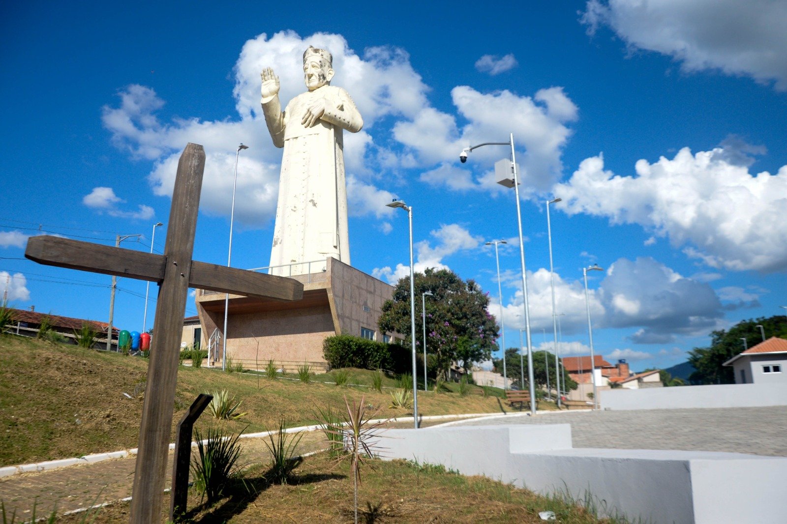 Prefeitura de São Gonçalo do Rio Abaixo termina obras de melhorias na Praça do Memorial de Padre João