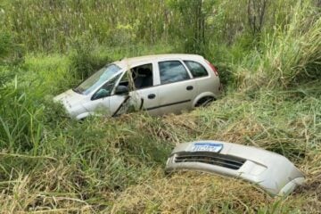 Motorista perde controle e carro capota na BR-474, em Caratinga