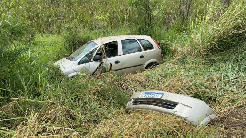 Motorista perde controle e carro capota na BR-474, em Caratinga