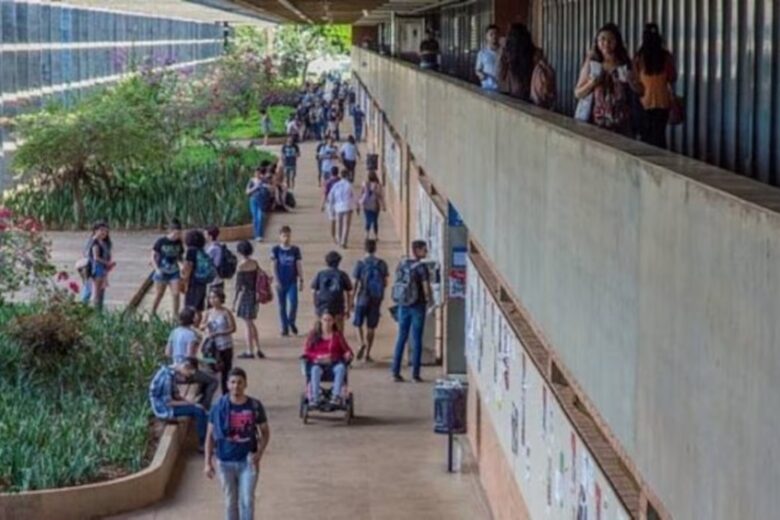 Universidades e institutos federais marcam greve a partir desta segunda-feira