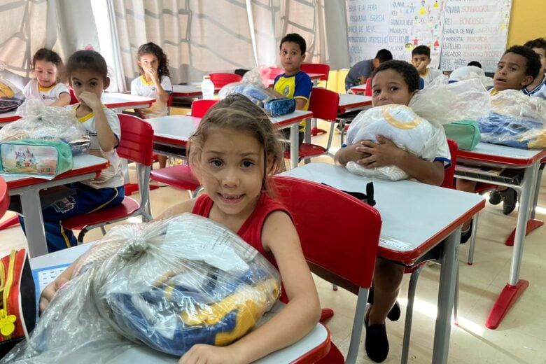 São Gonçalo do Rio Abaixo distribui quase 3 mil kits de uniformes para alunos da rede municipal