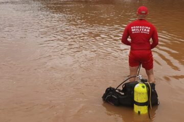 Bombeiros encontram o corpo de um dos primos que se afogaram no rio Santo Antônio em Ferros