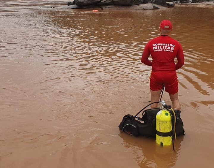 Bombeiros encontram o corpo de um dos primos que se afogaram no rio Santo Antônio em Ferros