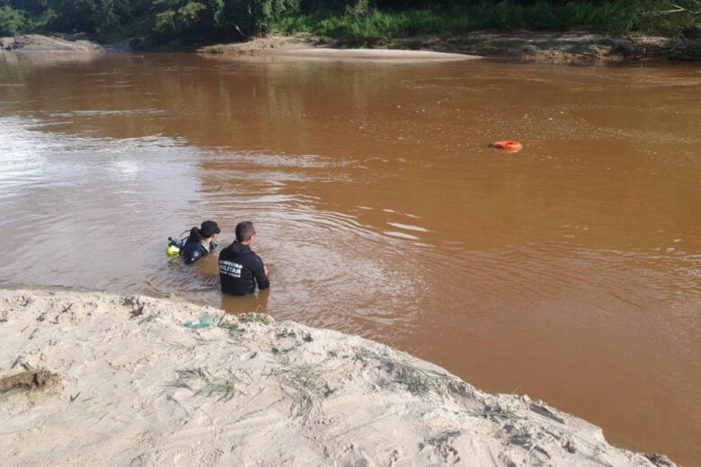 Bombeiros seguem fazendo buscas por vítimas de afogamento no Rio Santo Antônio, em Ferros