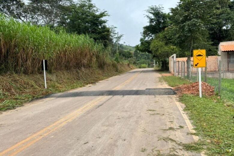 Prefeitura de Itabira instala quebra-molas na estrada do Candidópolis