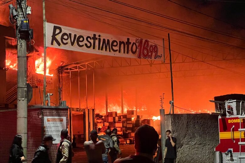 Incêndio de grandes proporções destrói depósito de materiais de construção em Itabira