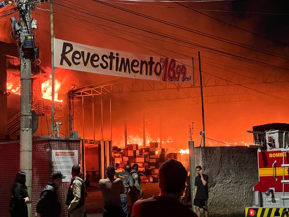 Incêndio de grandes proporções destrói depósito de materiais de construção em Itabira