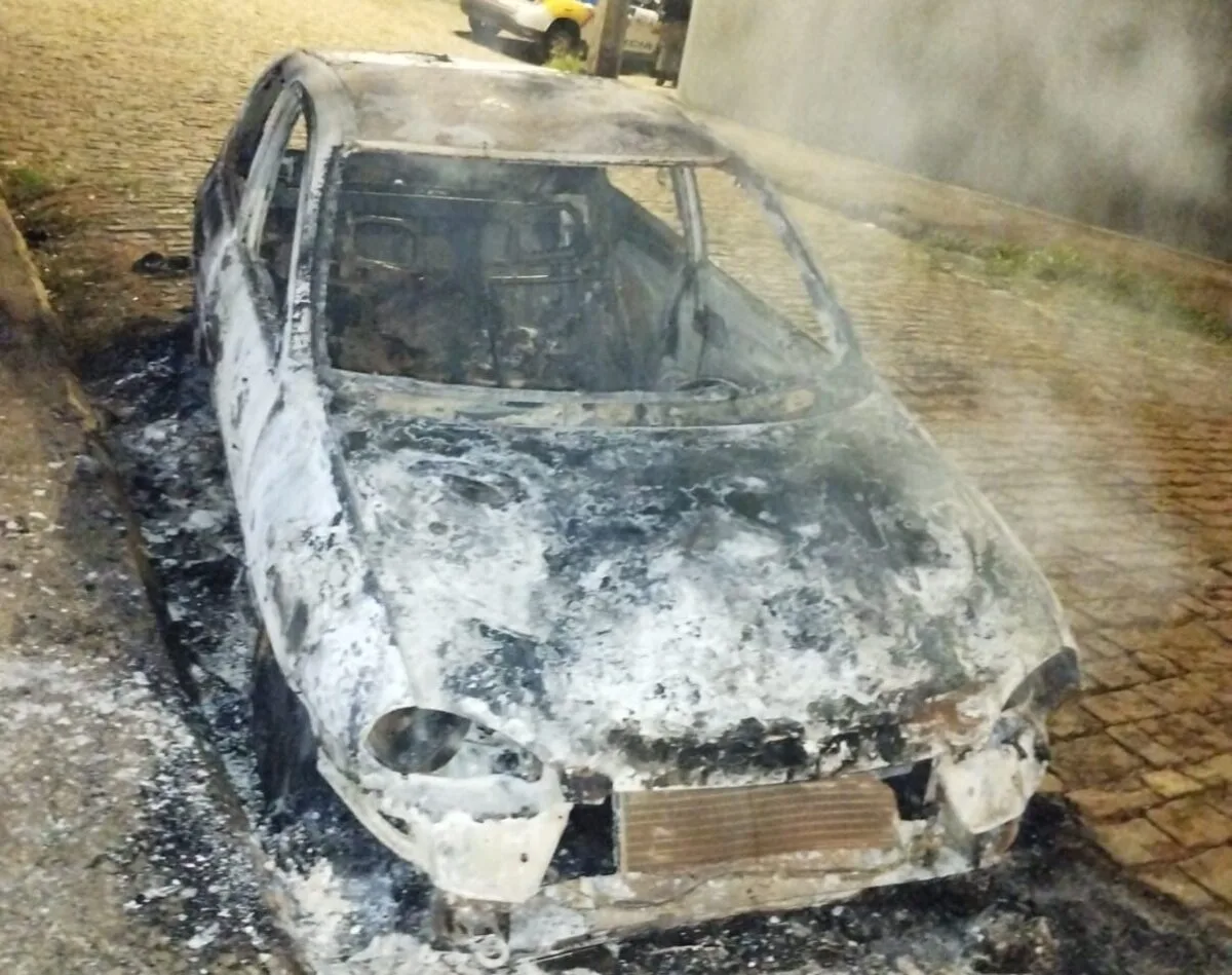 Nova Era: homem é preso após atear fogo em carro de ex-companheira e ameaçá-la 