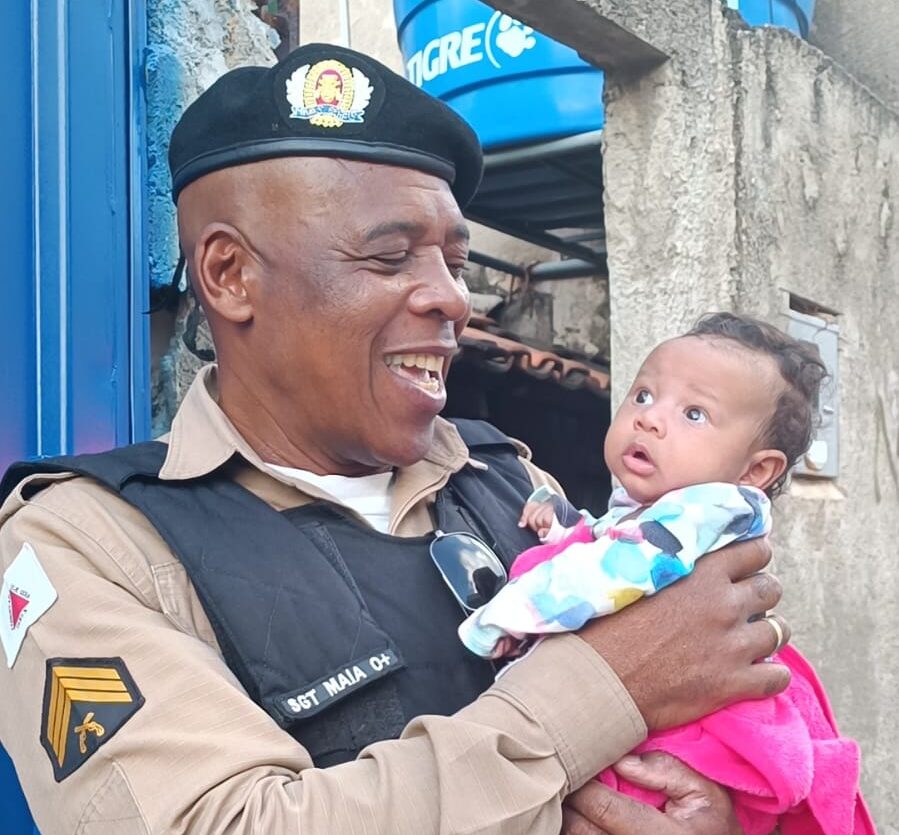Policial Militar salva bebê engasgada com leite materno em Itabira