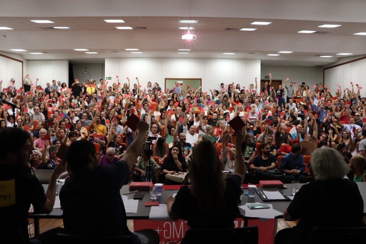 Professores da UFMG aprovam greve a partir da próxima segunda-feira (15)