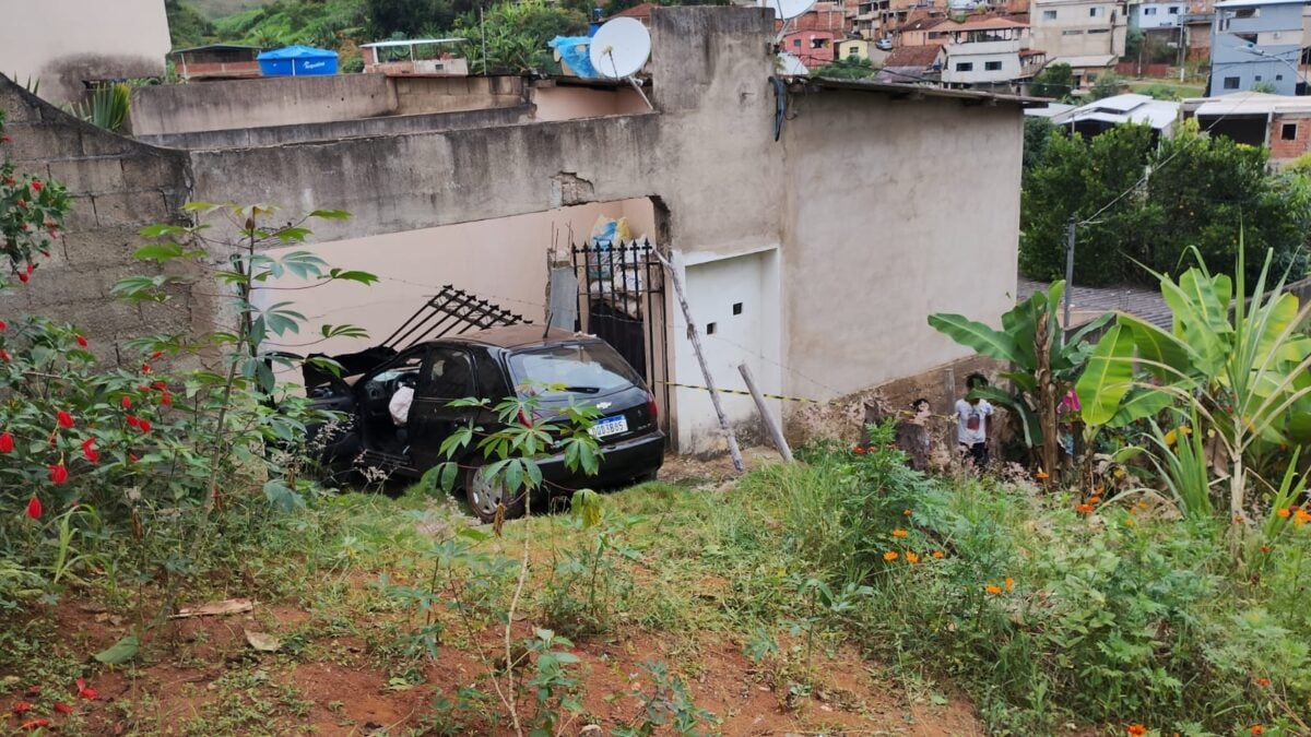 Após perder controle, carro bate contra uma casa na BR-381, em Bela Vista de Minas; uma pessoa morreu no acidente