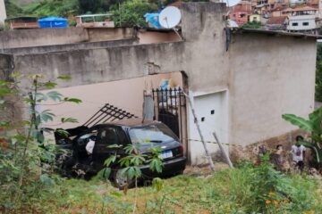 Após perder controle, carro bate contra uma casa na BR-381, em Bela Vista de Minas; uma pessoa morreu no acidente