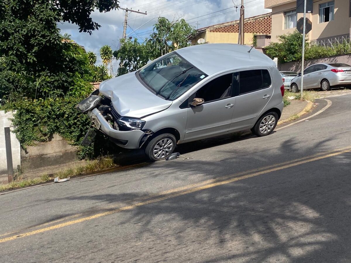 Carro fica preso no guard rail após acidente na rua Nova Era, em Itabira