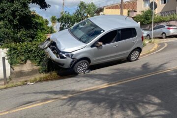 Carro fica preso no guard rail após acidente na rua José Isidoro, em Itabira