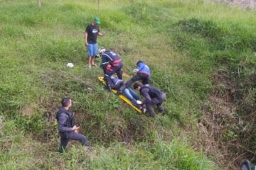 Motociclista fica ferido após cair em vala às margens da BR-381