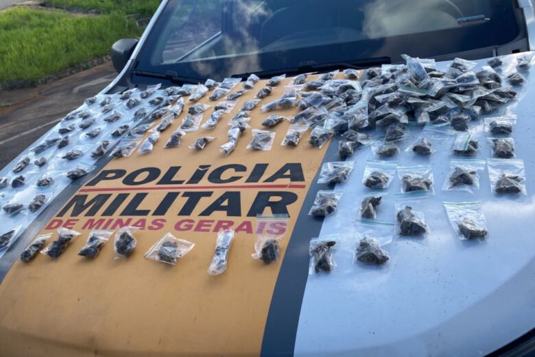 Itabira: foragido por homicídio é preso dentro de ônibus com 203 buchas de maconha