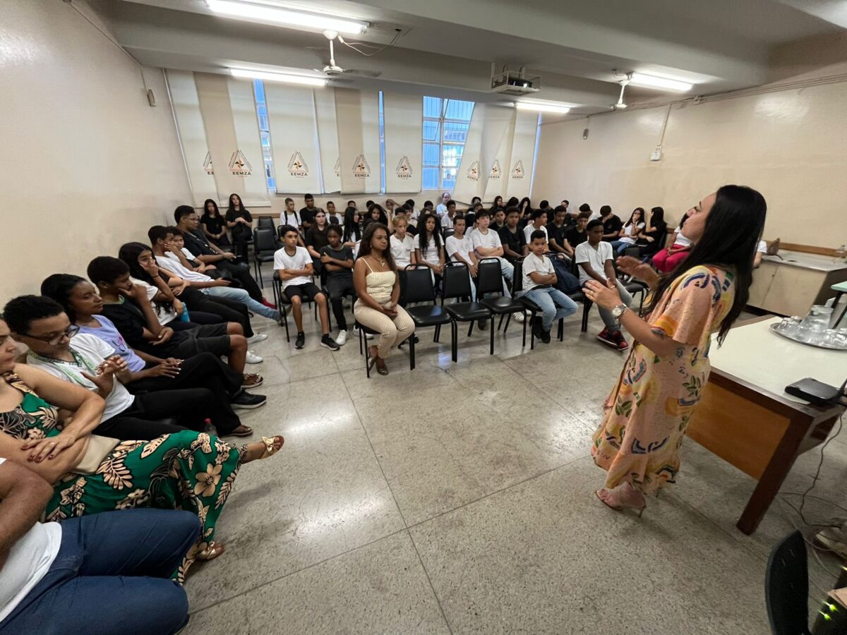 Escola do Legislativo promove palestra de conscientização sobre o autismo com alunos da EEMZA