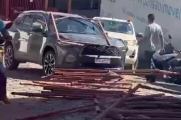 Módulos de andaimes caem em cima de carro no Centro de Itabira