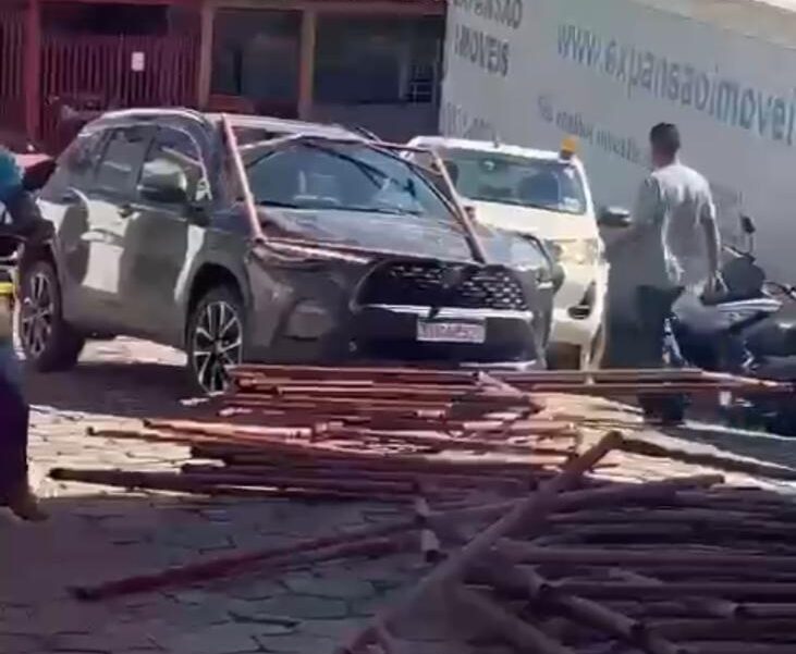 Módulos de andaimes caem em cima de carro no Centro de Itabira