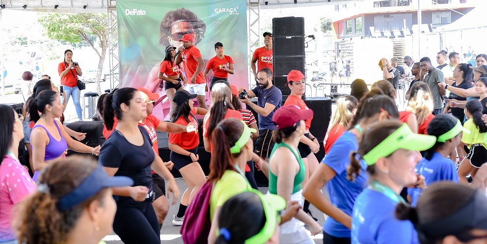 Galeria de fotos: aulão de dança com a academia Pratique Fitness na DeFato Saúde – HNSD 165 Anos