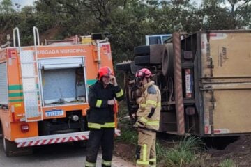 Caminhão baú tomba na BR-356, próximo a Itabirito