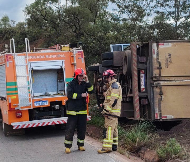 Caminhão baú tomba na BR-356, próximo a Itabirito