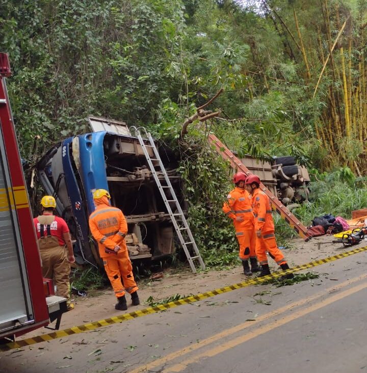 Acidente deixa sete vítimas fatais e 13 pessoas feridas no Vale do Rio Doce
