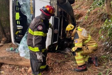 Van escolar cai em barranco em frente a escola de Nova Lima