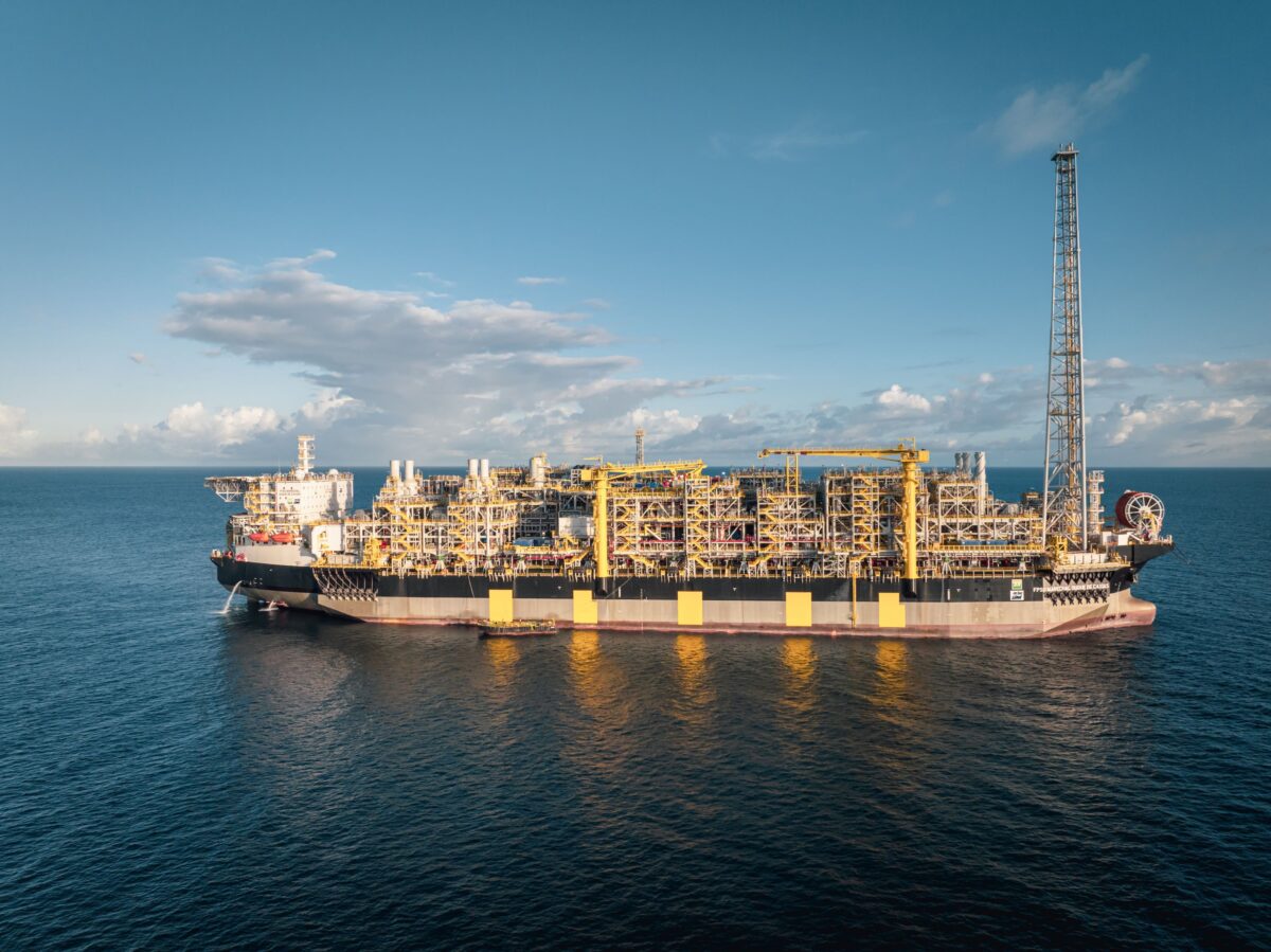 Petrobras diz que navio-plataforma Marechal Duque de Caxias chegou ao Brasil rumo ao pré-sal