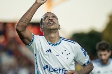 Cruzeiro vence o Atlético-GO em Goiânia e se aproxima dos líderes do Brasileirão