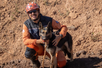 Bombeiros de Minas Gerais utilizam experiência em Brumadinho para localizar vítimas desaparecidas no RS