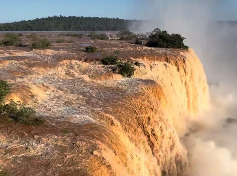 Vazão das cataratas do Iguaçu aumenta cinco vezes acima da média