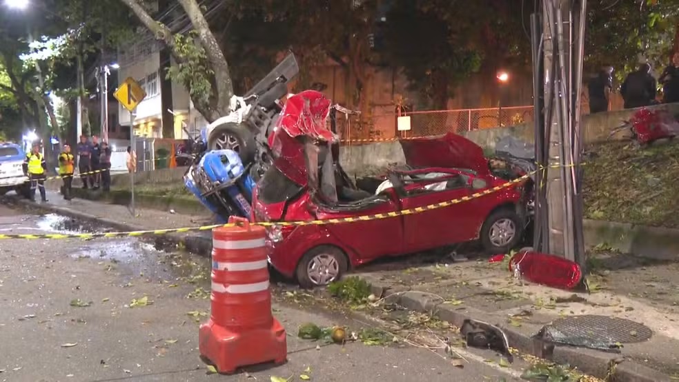 Perseguição termina com viatura e carro suspeito capotados e quatro mortos no Rio de Janeiro