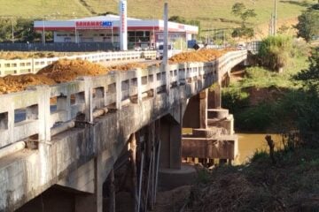 DER-MG sugere rota alternativa para veículos maiores devido interdição de ponte na Zona da Mata