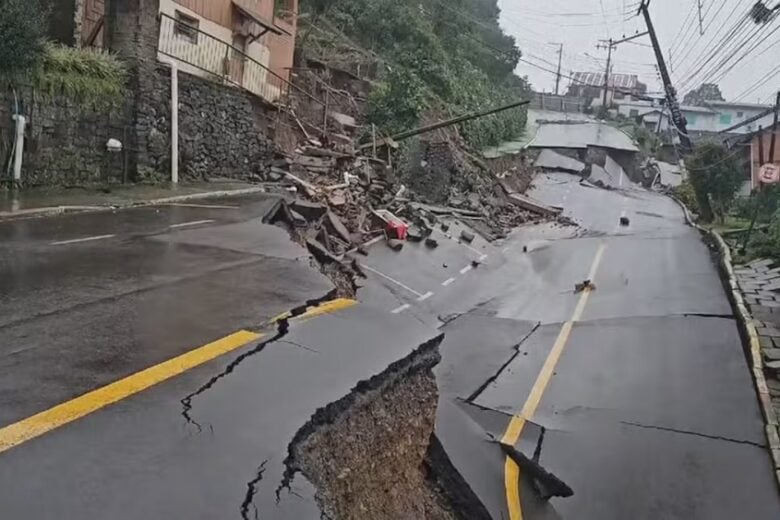 Rua desmorona em Gramado, na Serra Gaúcha, após fortes chuvas